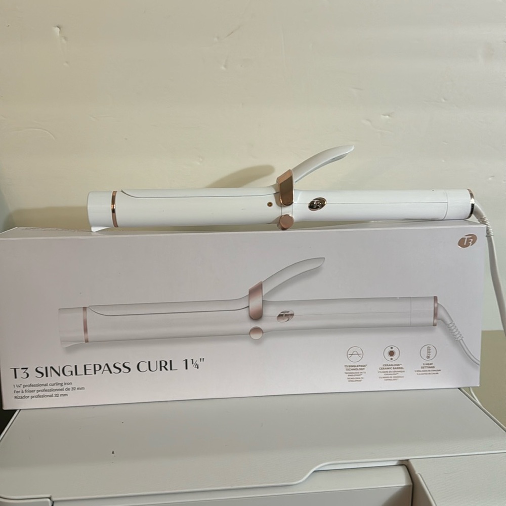 T3 SinglePass Curl 1.25 Inch Professional Curling Iron - White